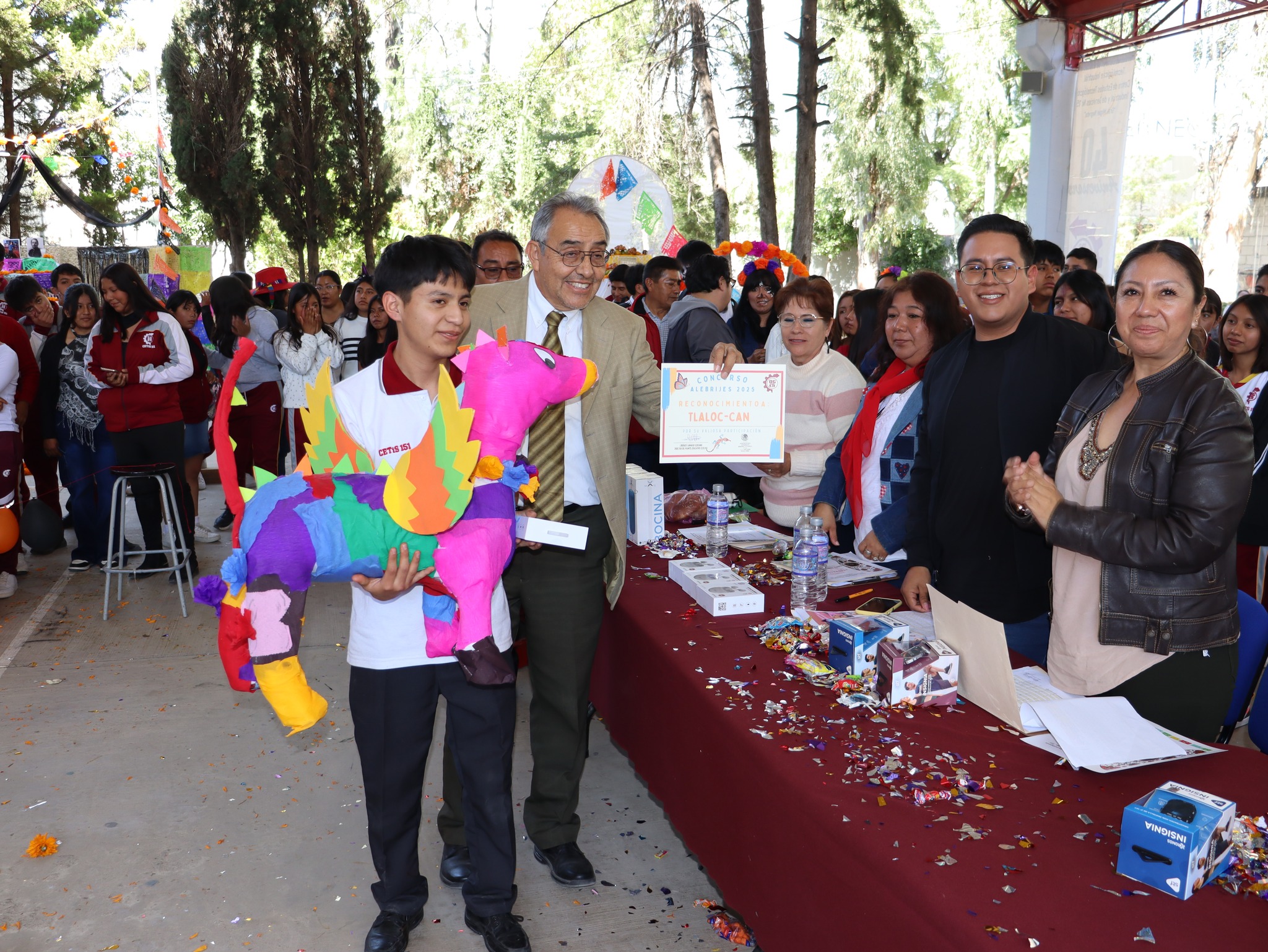 Jurado evaluando las piezas