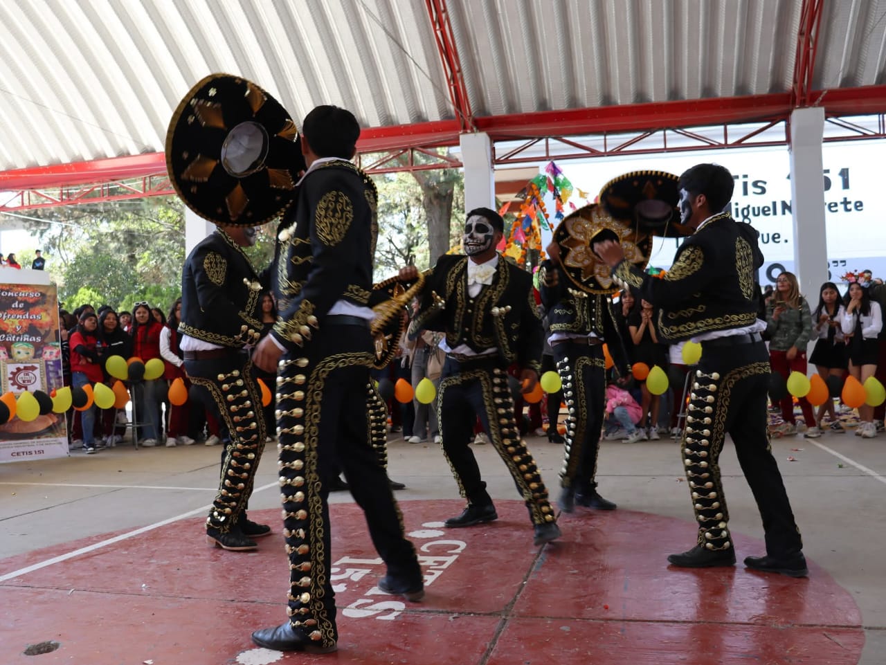 Detalle de los trajes folclóricos