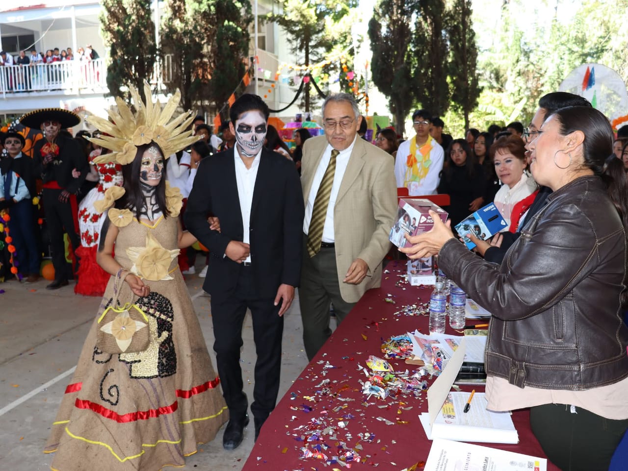 Pareja de Catrines en el escenario