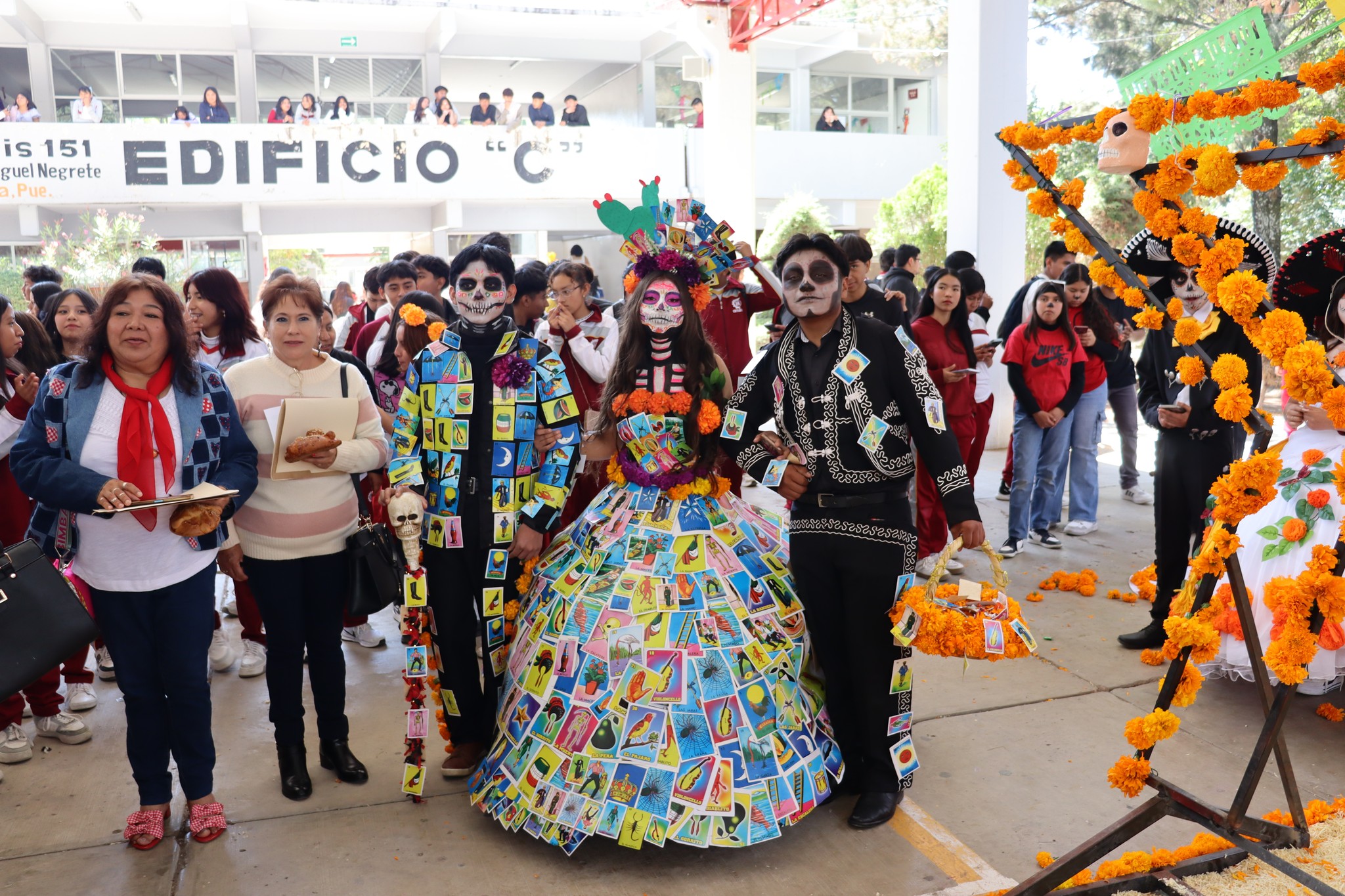 Participante desfilando como Catrina