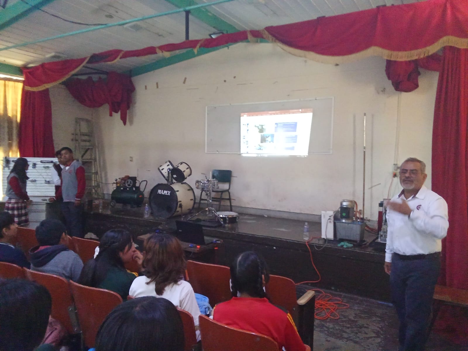 Estudiantes de secundaria observando un experimento científico.