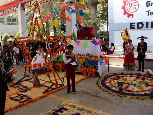 Vista general de las ofrendas en la explanada