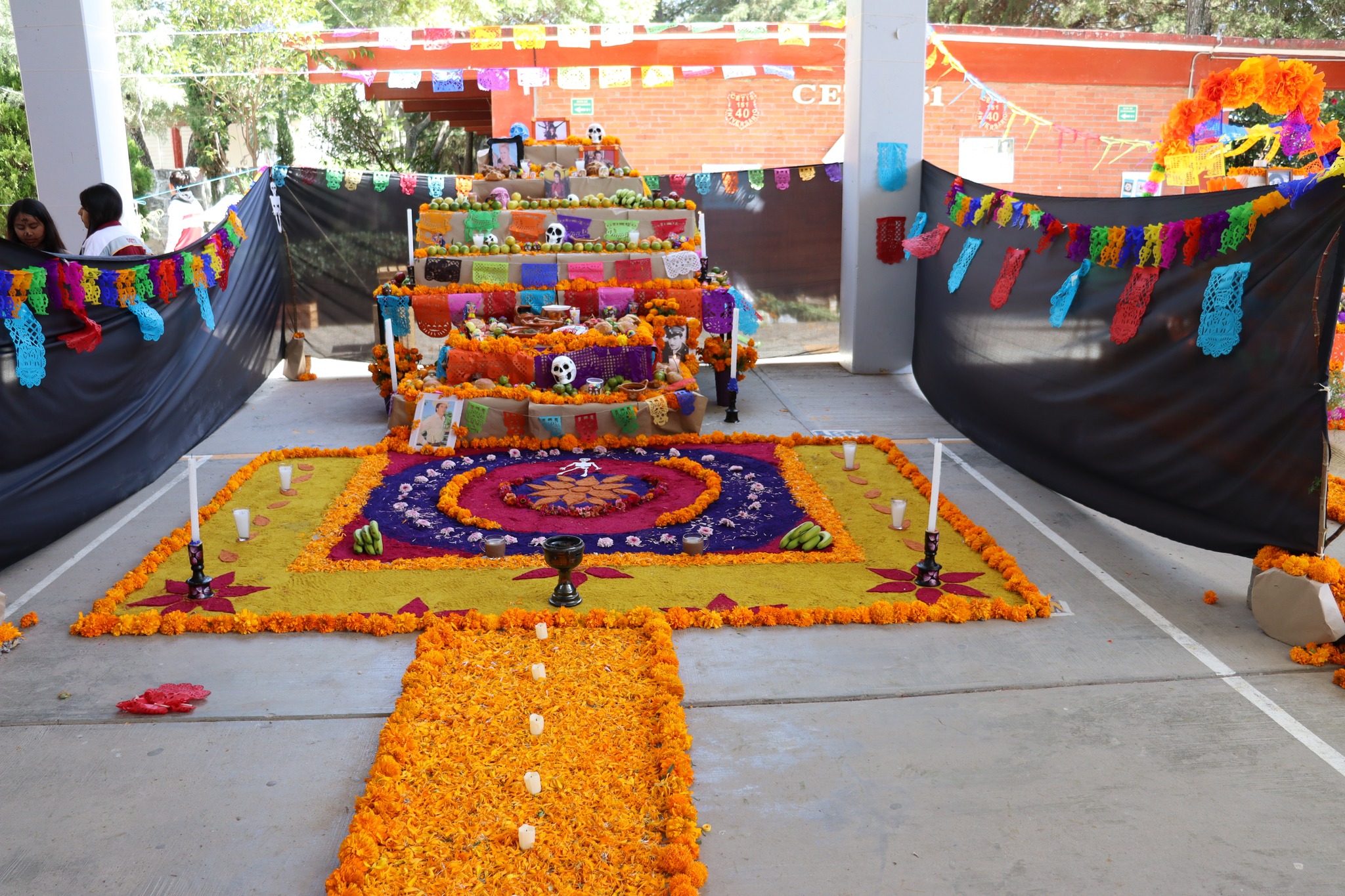 Grupo de alumnos junto a su ofrenda